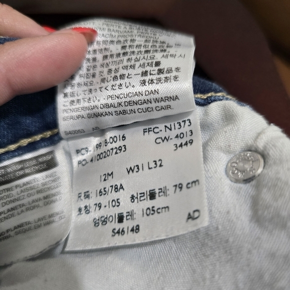 ⭐️40% Off⭐️ Levi's Boyfriend Skinny with Distressed Stitched Patch - Picture 14 of 15